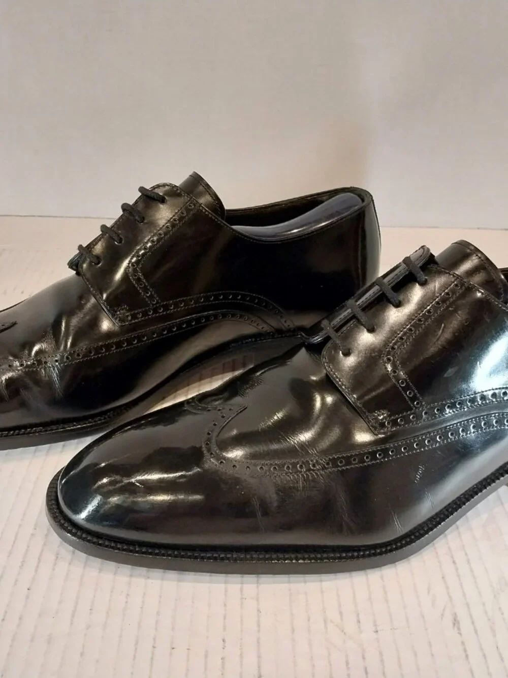 BALLY men's (SAVE $700) size 10.5 EEE black Derby.
